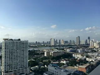 Mumbai's Polarized Real Estate: Luxury Soars While Mid-Range Struggles